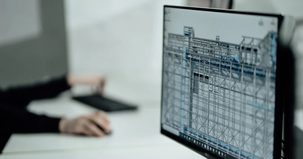Arbetsplats för projektering med skärmar och arbetsmaterial.